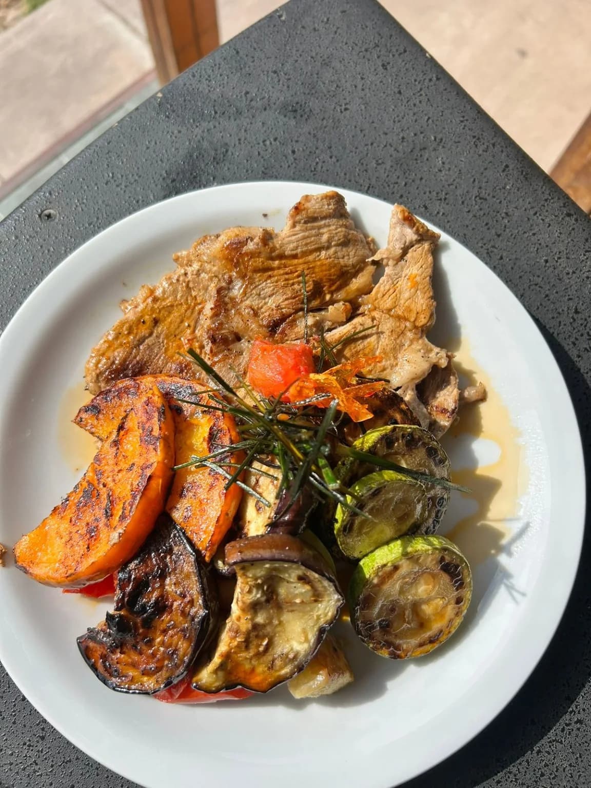 Carne con vegetales en Casa Leon