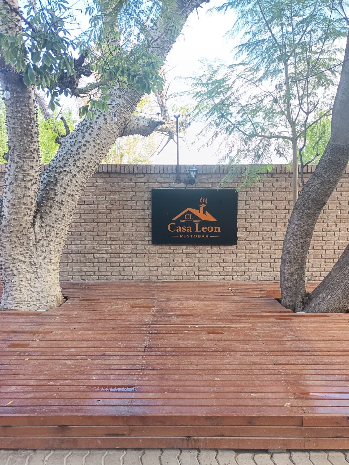 Fachada y acceso de Casa León